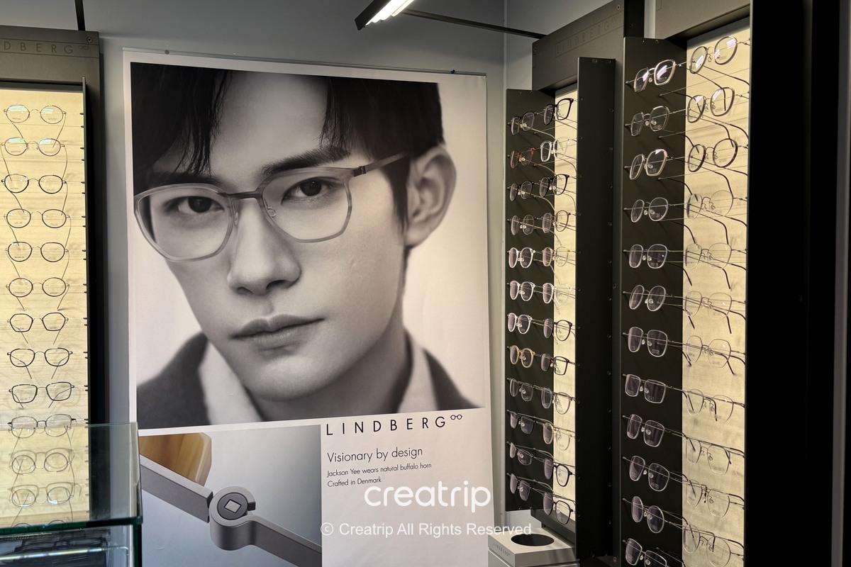 EYEGENTRY OPTICAL 西面店的眼鏡品牌海報與展示櫃