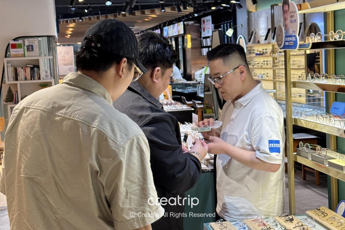 店員為顧客介紹適合的眼鏡的情況