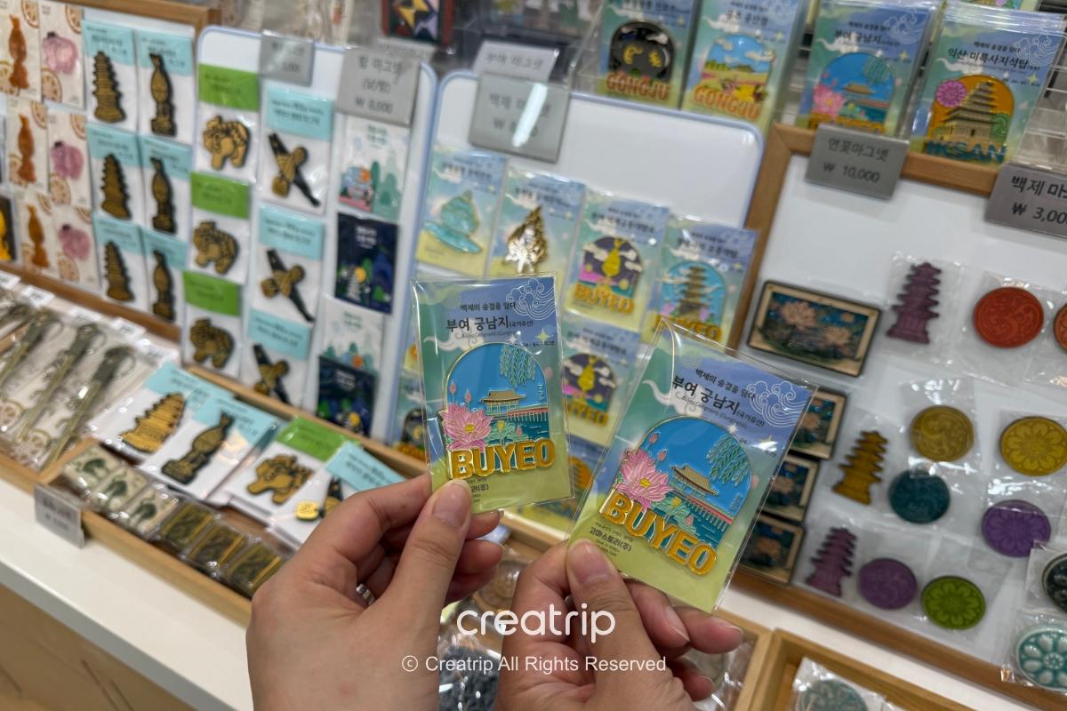 百濟文化園區紀念品店陳列的扶餘伴手禮