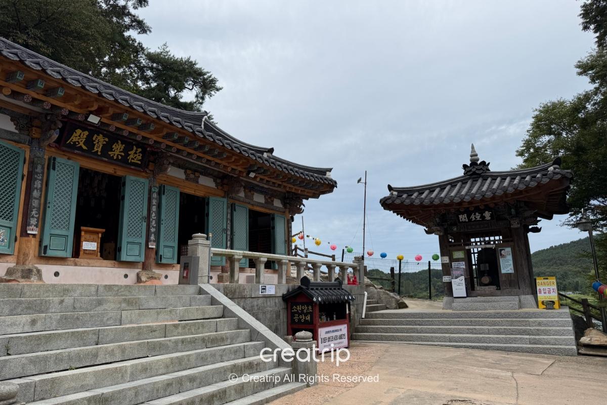 扶餘皐蘭寺的山門與寺院內部