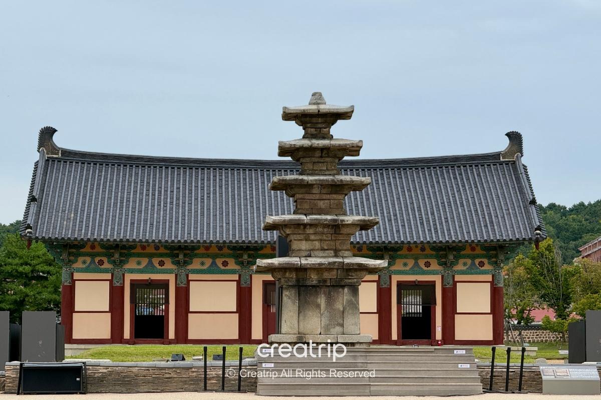 矗立於世界遺產定林寺址的五層石塔