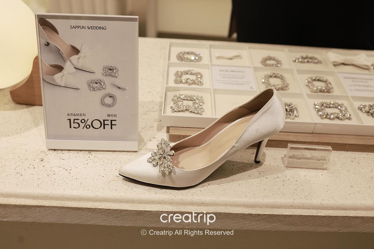 Wedding shoe brooches and embellishments available for customization