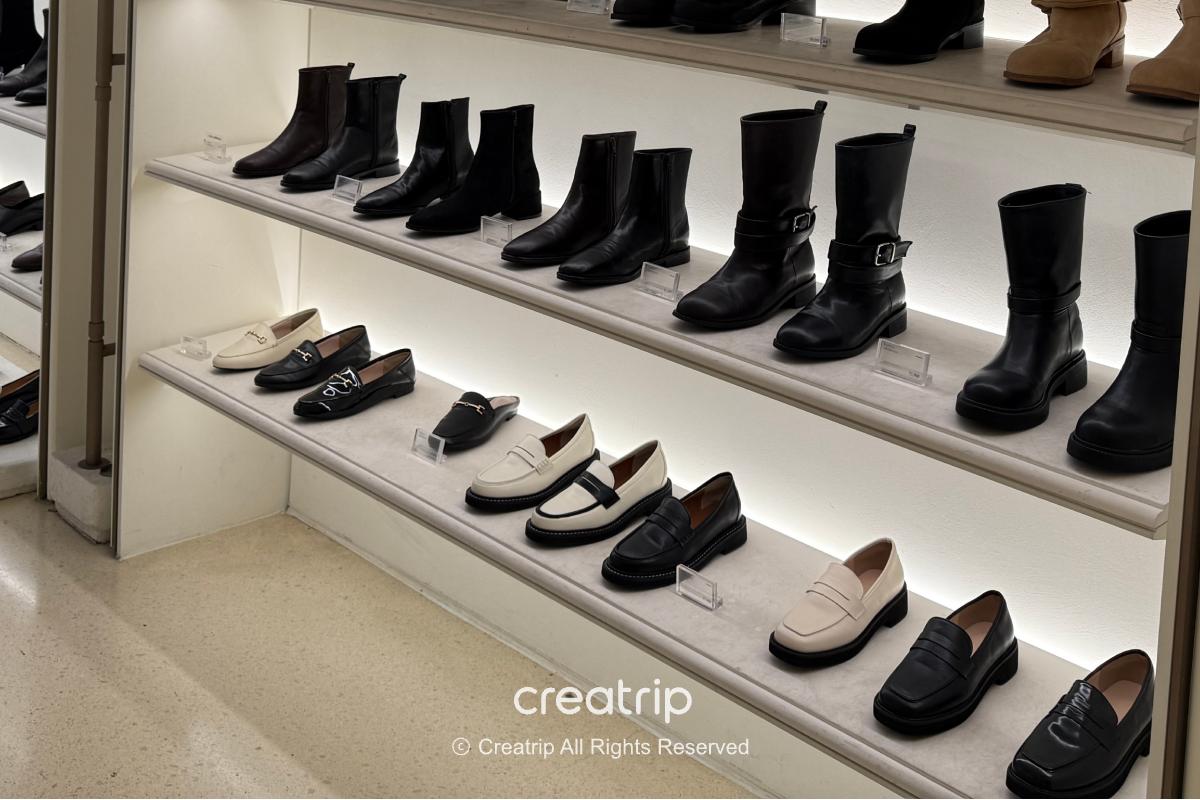 Red and black low-heel flats displayed side by side at SAPPUN
