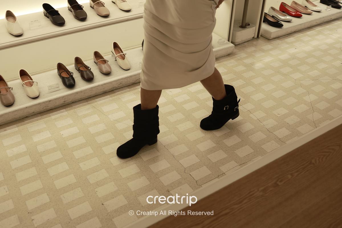 Ankle, mid-calf, and knee-high boots displayed at SAPPUN Myeongdong