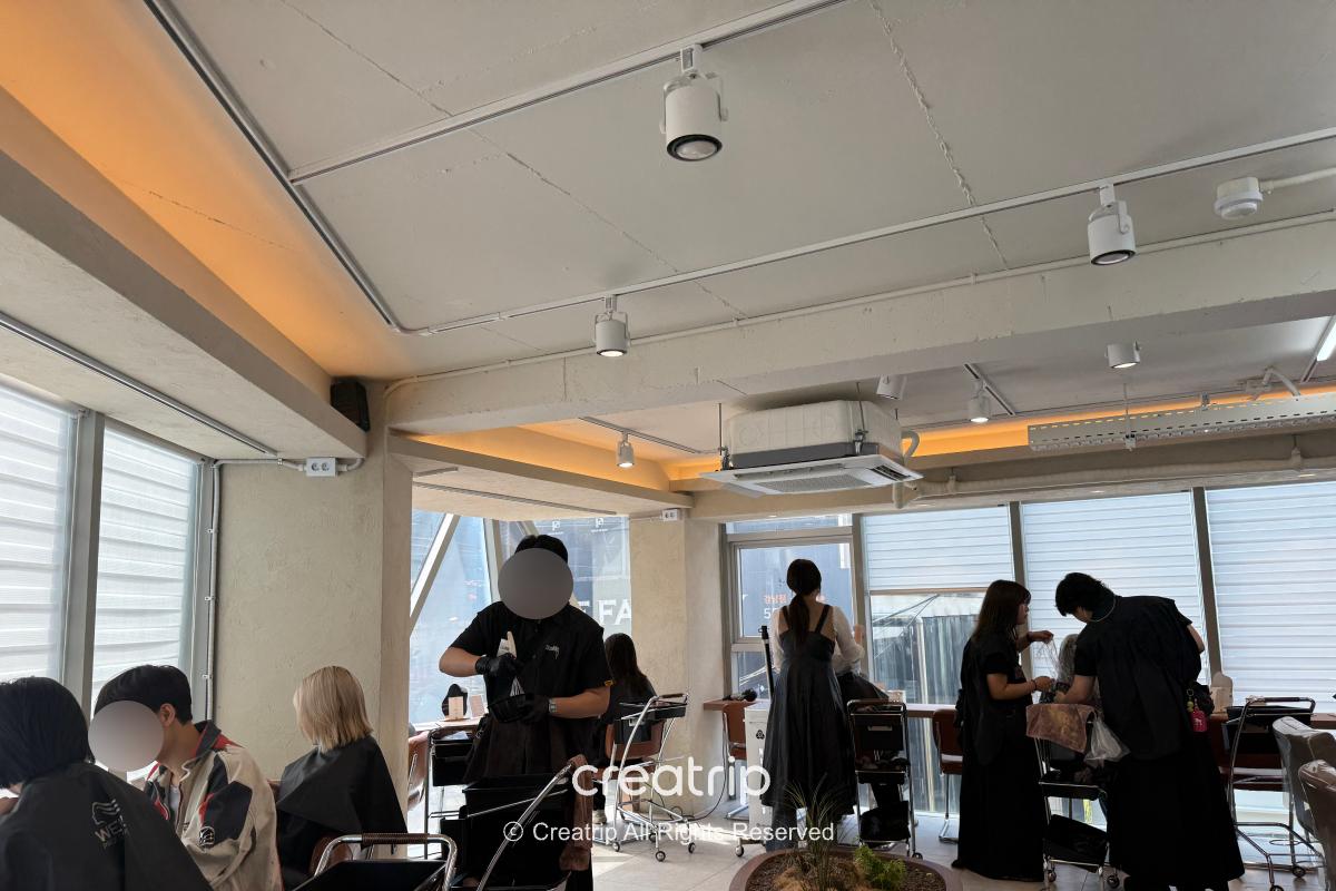 店內多位客人與設計師進行美髮服務