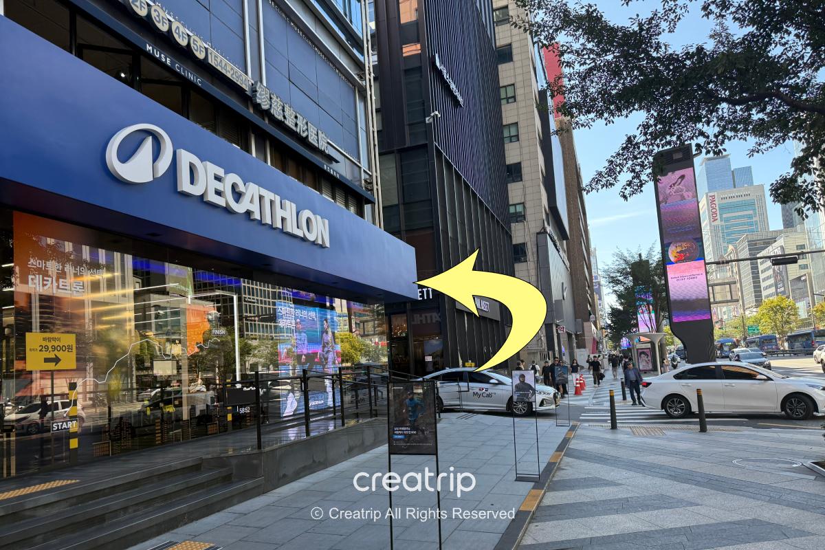 路口黃色箭頭指示左轉