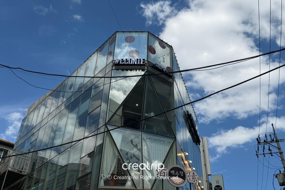 仰拍#CCONTE江南店所在的玻璃外牆大樓
