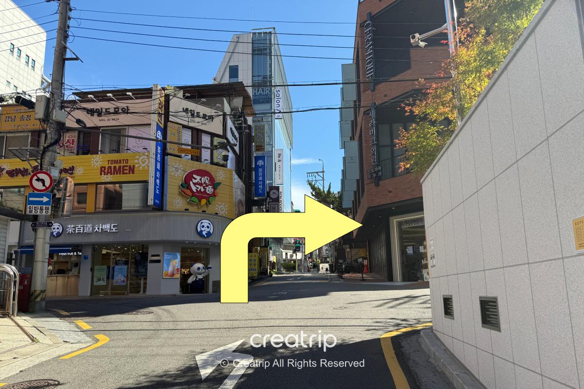 巷口黃色箭頭指示右轉