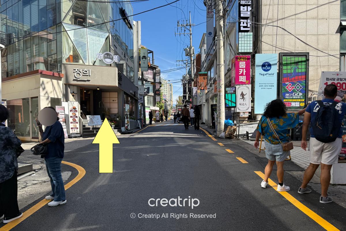 #CCONTE江南店所在大樓入口與黃色箭頭