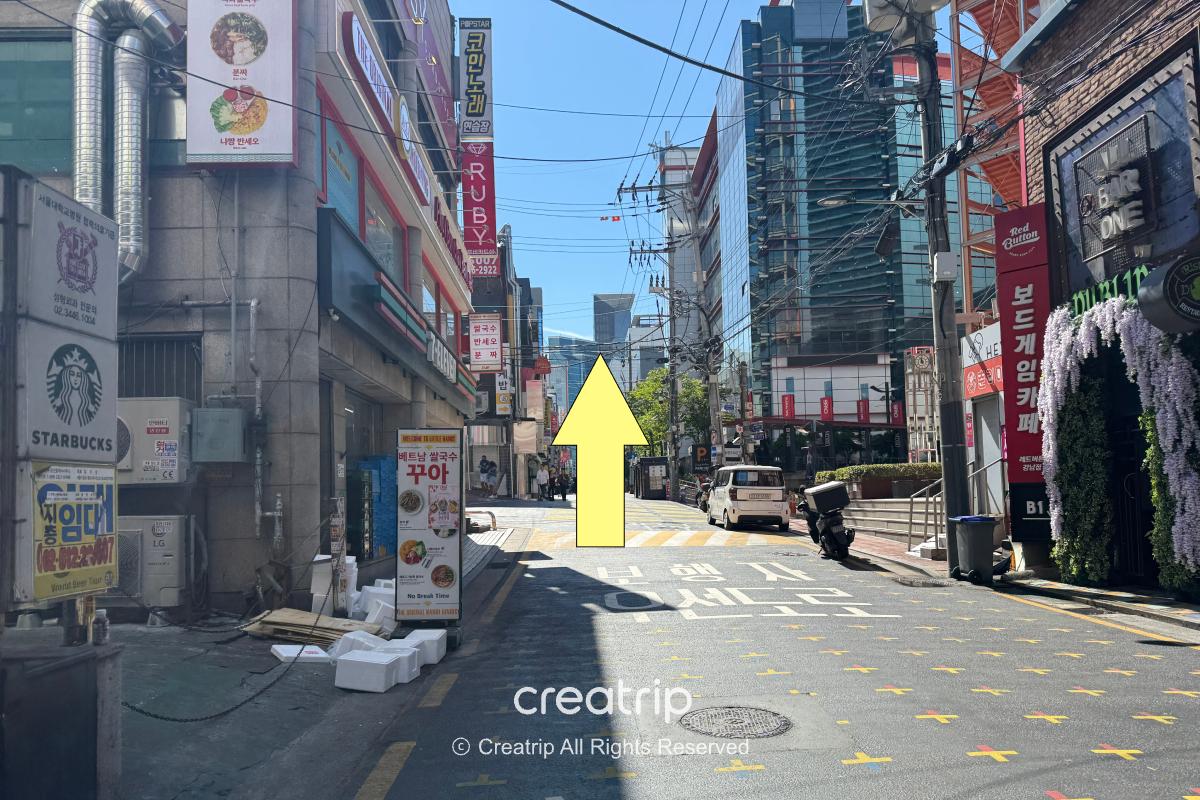 巷內黃色箭頭指示直走