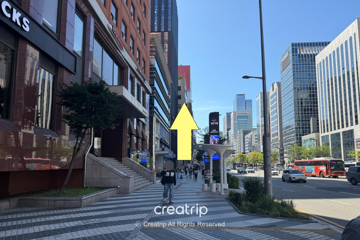 前往#CCONTE江南店路線，黃色箭頭指示直走