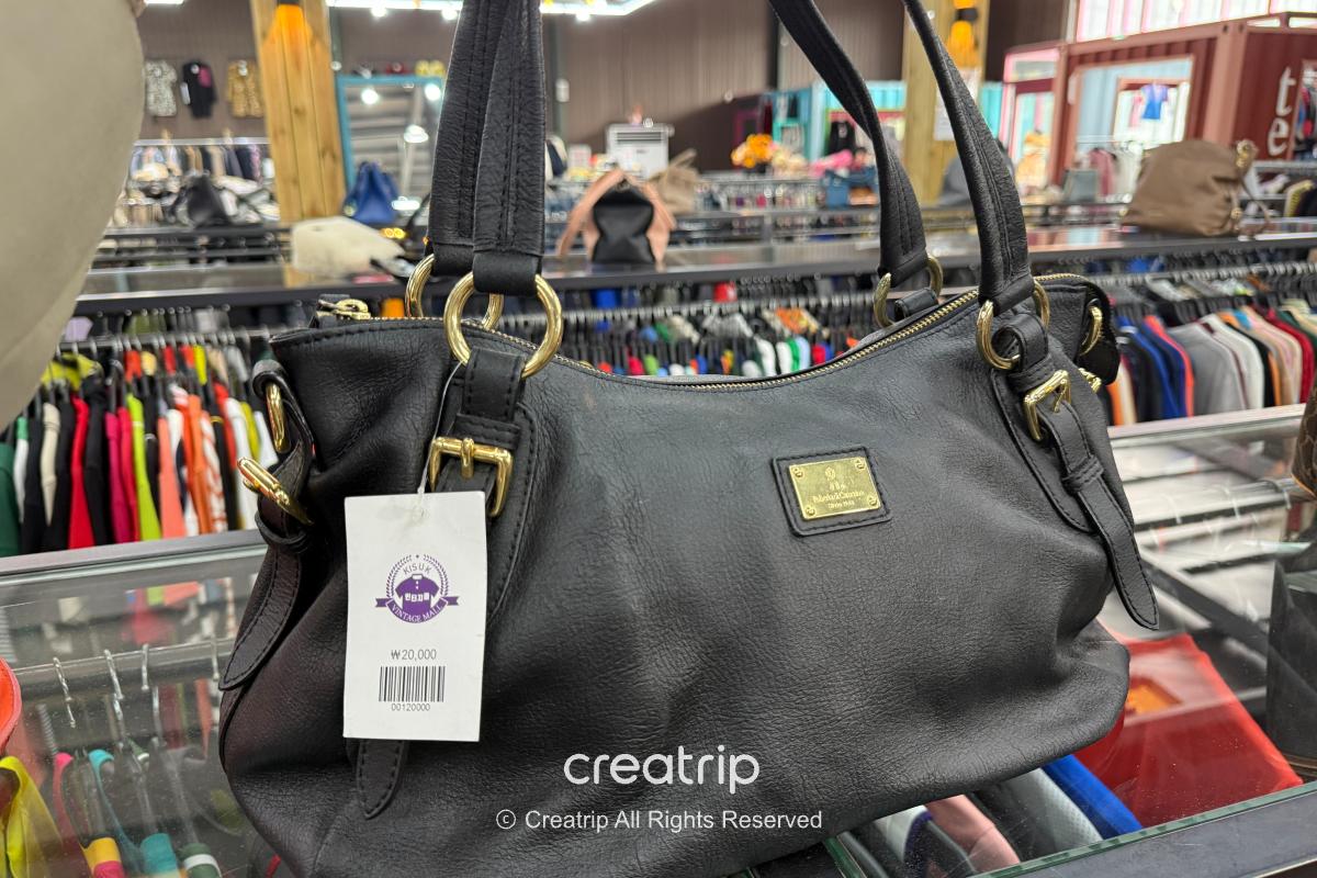 Freedy — Black handbags displayed on shelves