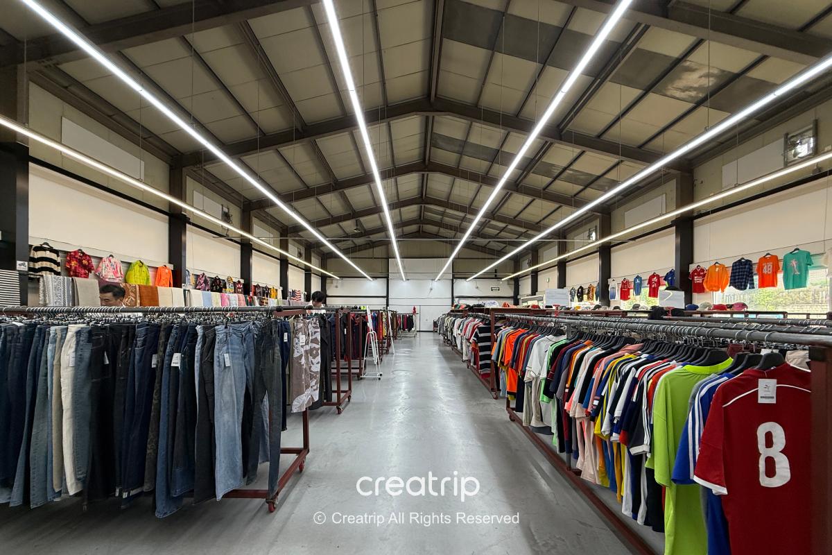 Freedy — Wide interior view of the second vintage store