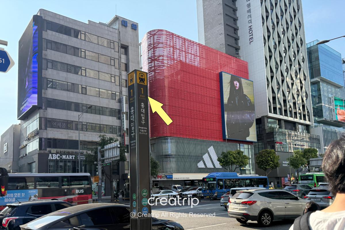 Freedy — Street outside Hongik Univ. Station
