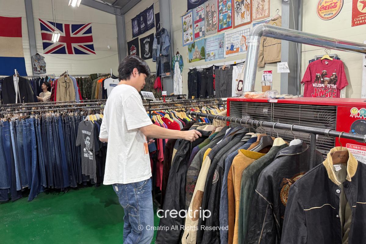 Freedy — Browsing jackets beneath an American flag