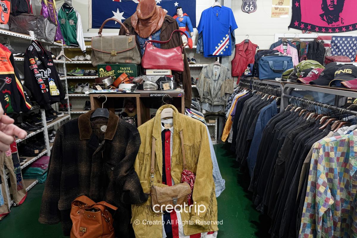 Freedy — Customers browsing a densely stocked vintage store