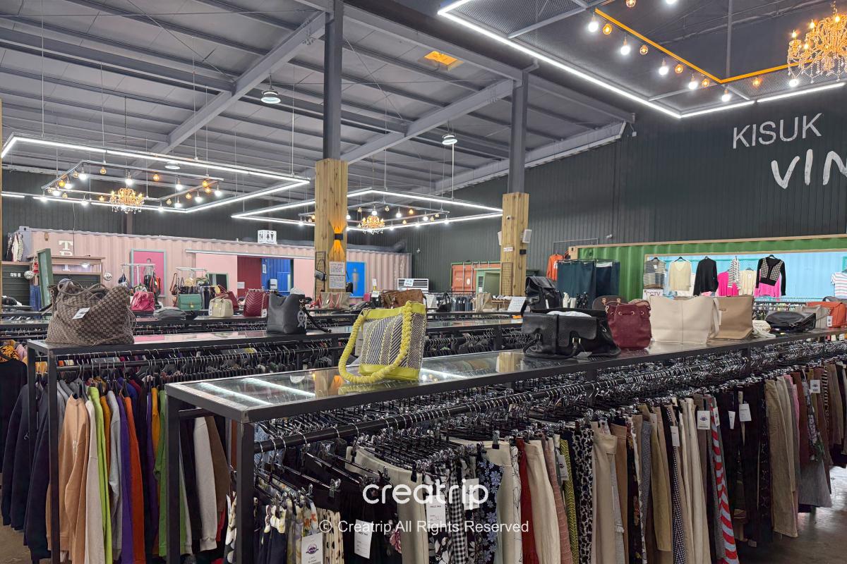 Freedy — Vintage clothing and shoppers inside the warehouse