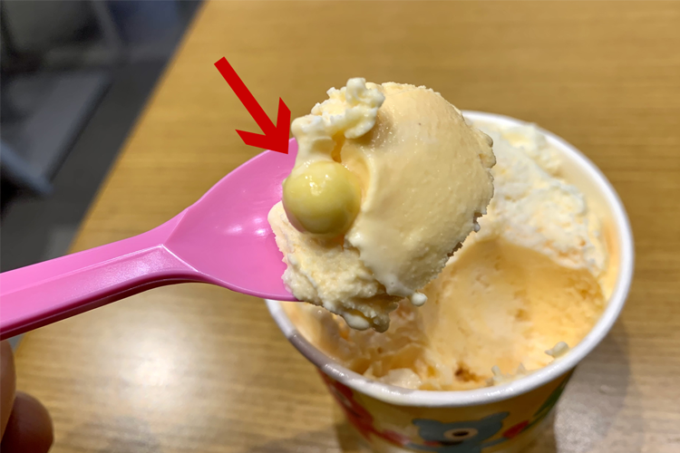 말린 감자 구형이 포함된 미탕 감자 아이스크림의 숟가락 클로즈업