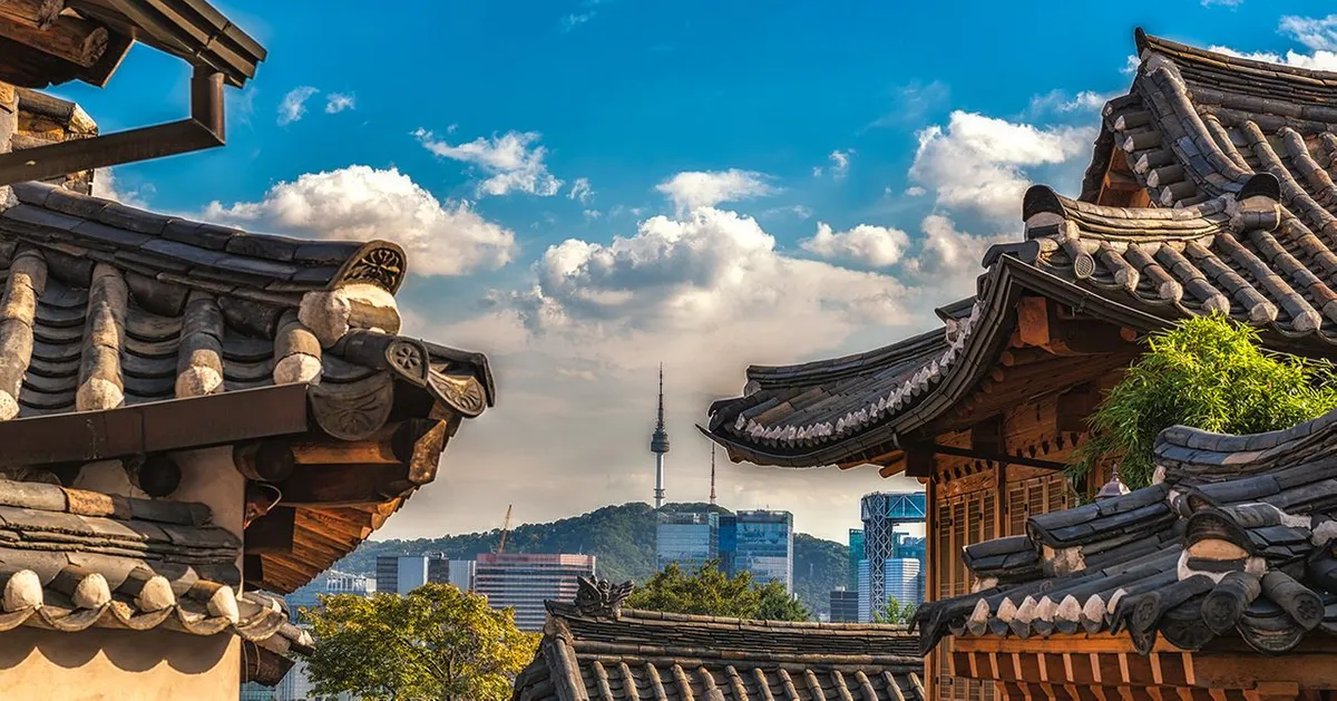 서울 도시 경관과 전통적인 한옥 지붕 모습
