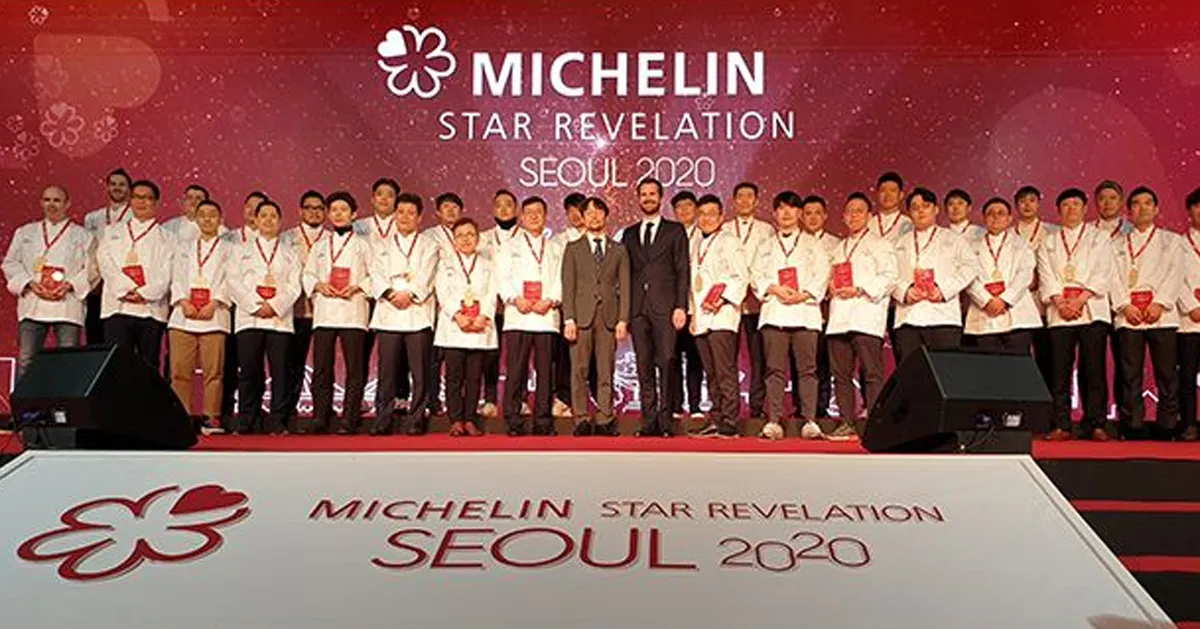 미켈린 별 서울 2020의 열림식에서 셰프들이 단체 사진을 찍고 있는 모습