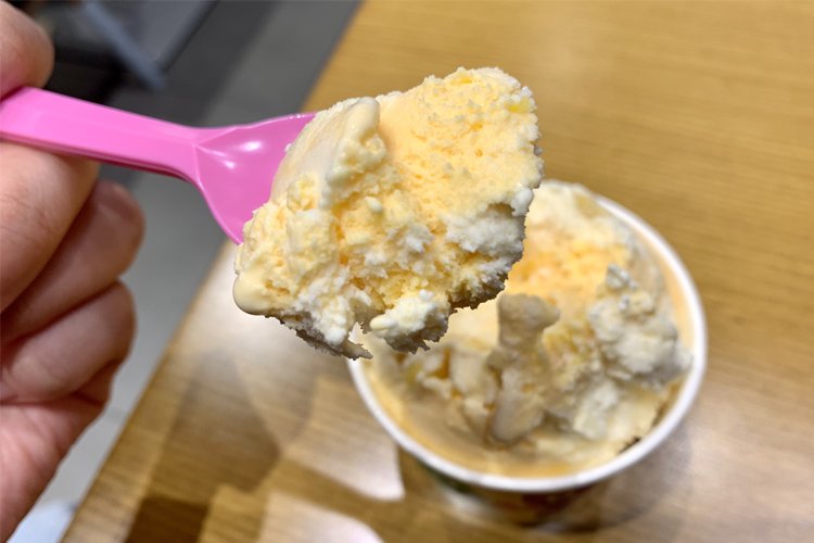 핑크색 숟가락으로 떠 올린 미탕 감자 아이스크림 스쿱