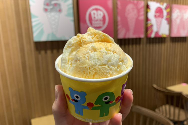 컵에 담긴 노란색과 흰색의 미탕 감자 아이스크림 모습