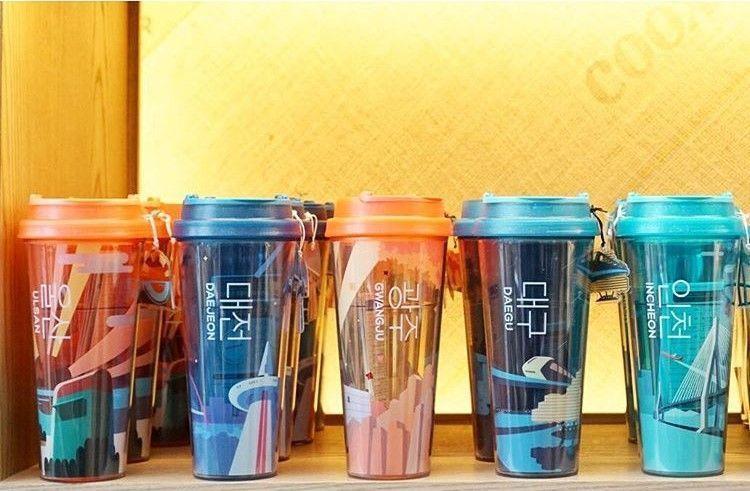 城市主题风味马克杯，广告图片涉及七个城市主题，造型独特的水杯展示在木架上。