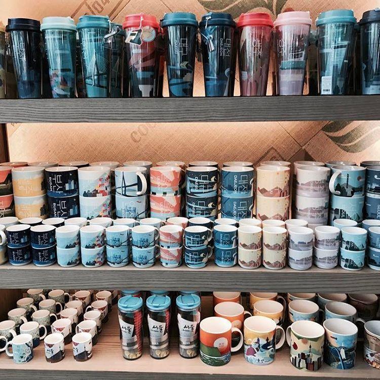 展示星巴克城市主题马克杯，为旅行后的纪念珍藏提供美丽收藏品。