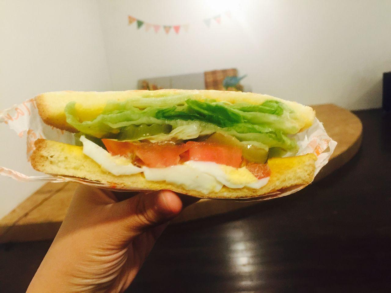 豐富的三文治，內裡夾著鮮蔬、番茄、蛋等多種食材，入口清新脆爽，是一天精力充沛的理想選擇。