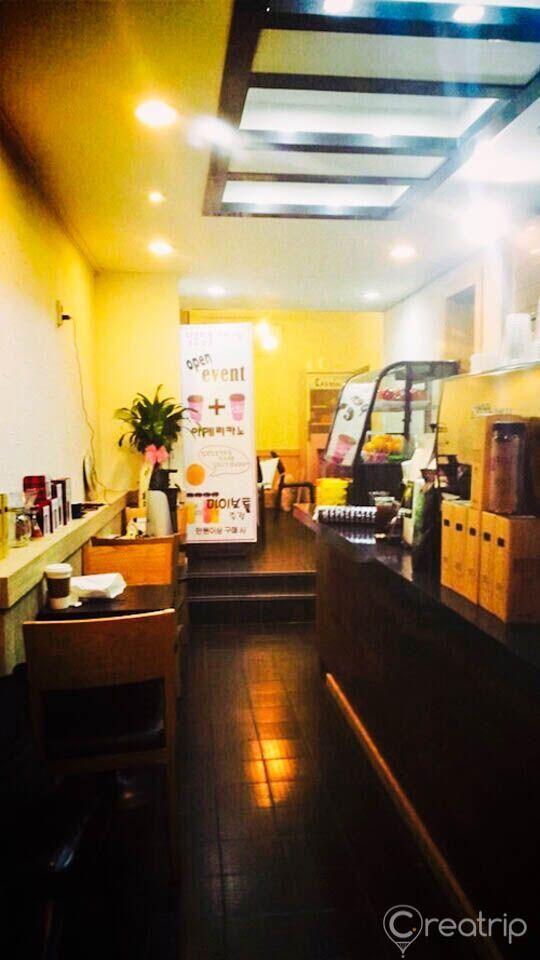 甜蜜cafe內部，温馨的照明和舒適的座位，營造出一個適合休息和享用早晨咖啡的氛圍。