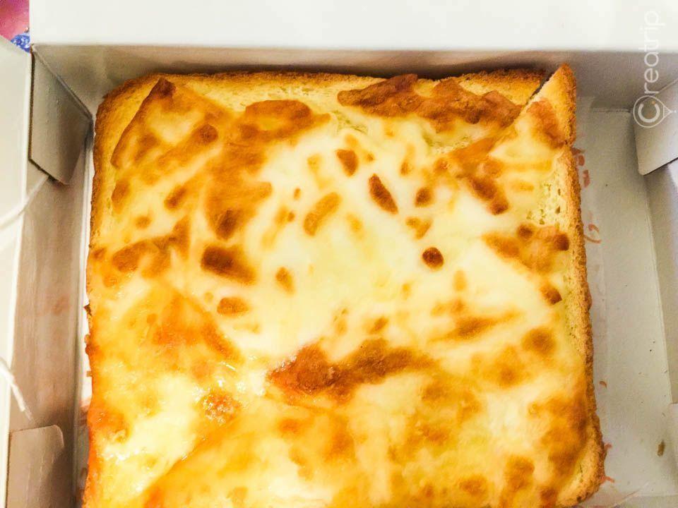 熱騰騰的法式多士，金黃酥脆的吐司上滿夾著芝士，讓每一口都富有誘惑力，是甜蜜cafe的熱賣款。