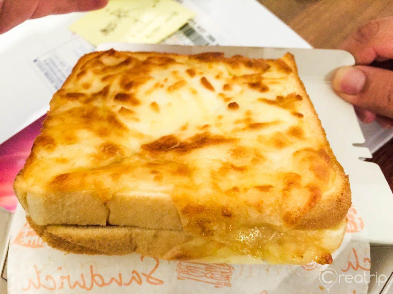 香濃的芝士法式多士特寫，滿滿融化的芝士隨熱氣飄散，讓人感受到芝士的濃鬱與火腿的鹹香。