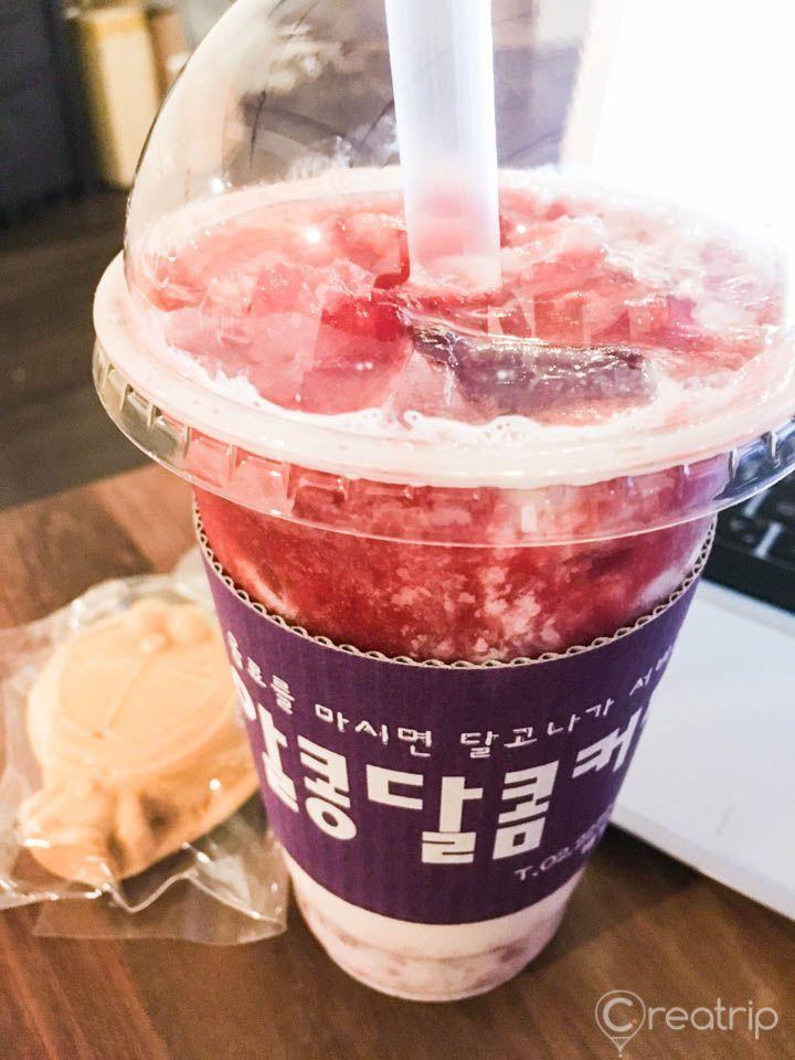 real士多啤梨Latte，濃鬱的草莓風味與天然芝士泡沫交融，每一口都是水果與奶香的絕妙合奏，吸引無數甜品愛好者。