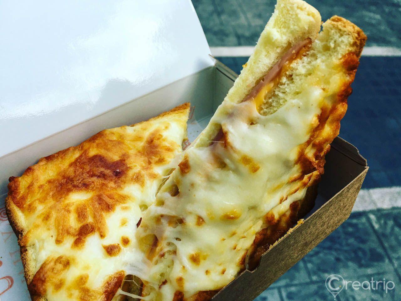 法式多士，香濃的芝士融化在鮮嫩的火腿上，一層層豐富的味道讓人垂涎欲滴，是甜蜜cafe的特色早餐之一。