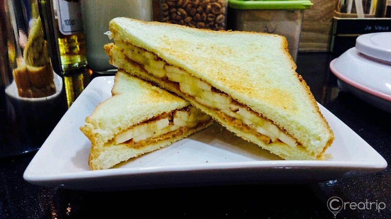 香蕉花生多士，金黃酥脆的吐司夾著細膩的香蕉與花生醬，搭配美式咖啡套餐，是來甜蜜cafe不可錯過的美味選擇。