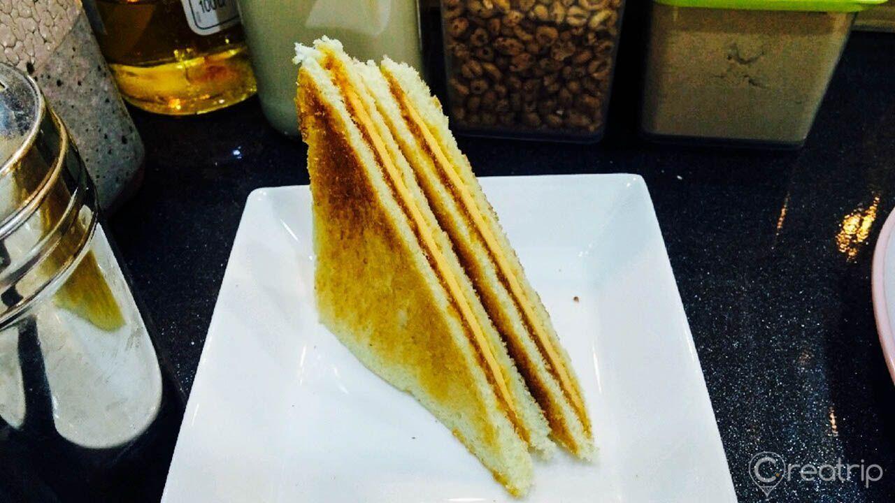 咖央多士的特色呈現，新鮮烹製的吐司搭配香甜的咖央醬，每一口都充滿濃鬱的椰子與牛奶香。