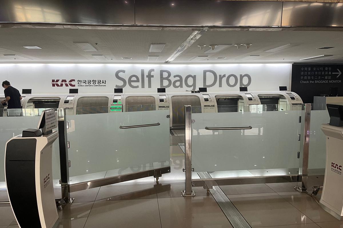 金浦機場自助行李託運區域，提供乘客快速辦理行李託運服務。