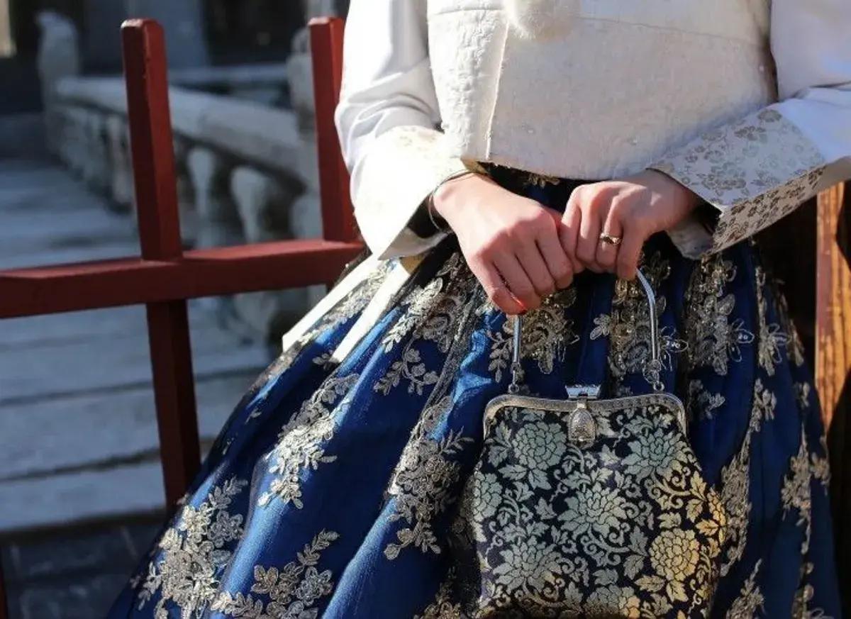 韓服とセットのかばんを持ってる様子