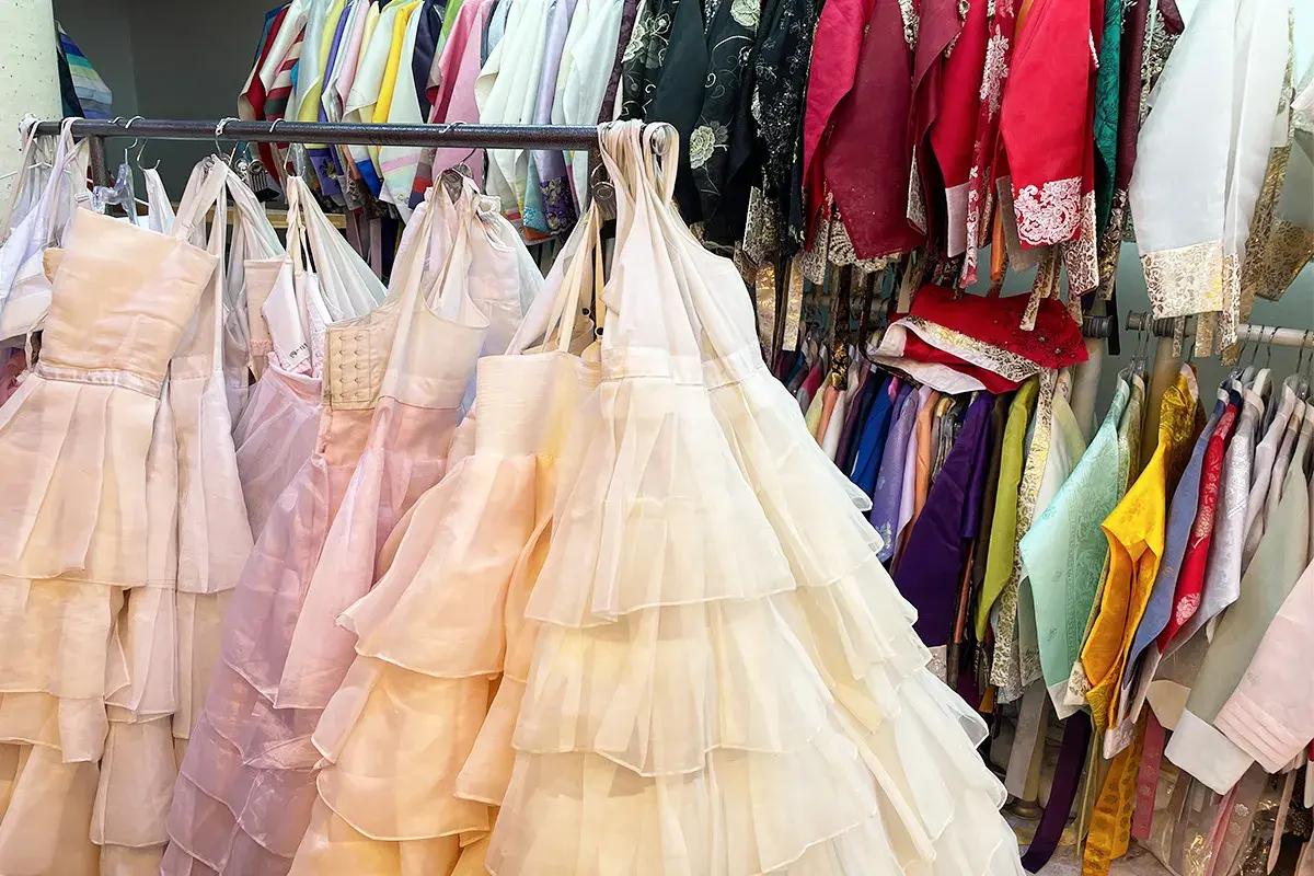 景福宮周辺で韓服を着て観光を楽しむ旅行者のイメージ
