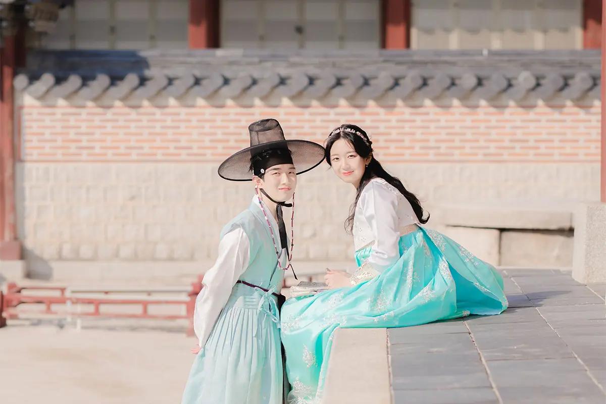 YES韓服でのレンタル可能な美しい韓服。彩り豊かな色合いが特徴的なセット。