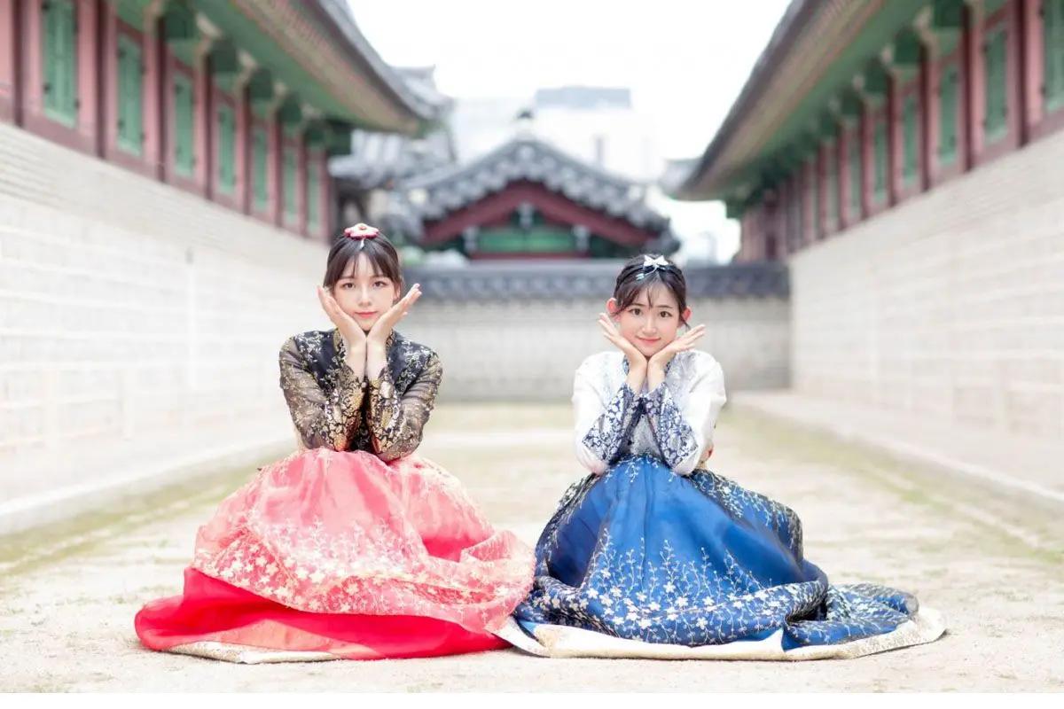 オヌルハル韓服に展示されている綺麗な韓服。デラックスタイプの華やかなデザインが特徴。