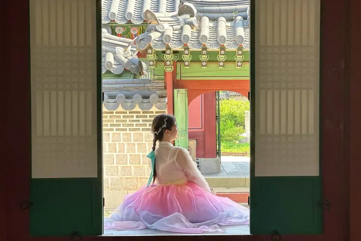 公主韓服で貸し出される、歴史あるデザインの韓服。洗練された仕立てが特徴。