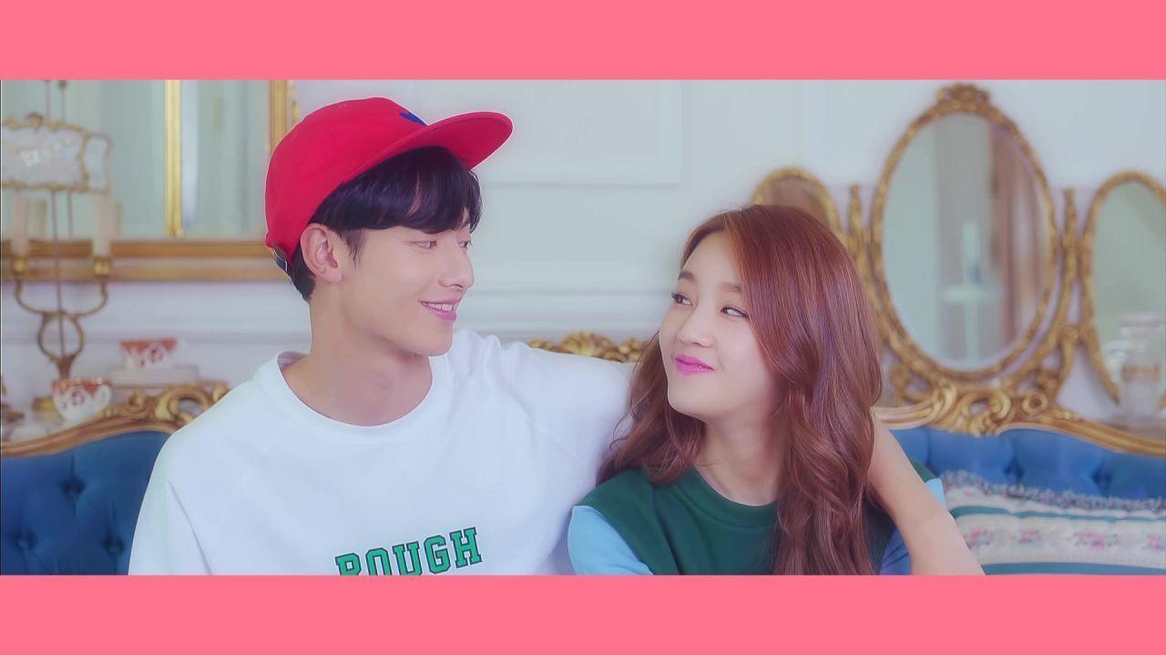 模擬戀愛或情境的照片，以溫馨和粉色背景傳達出浪漫的氛圍。