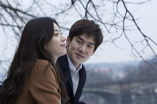 一對身處戶外、享受自然景觀的情侶，他們以親密的姿態示愛。