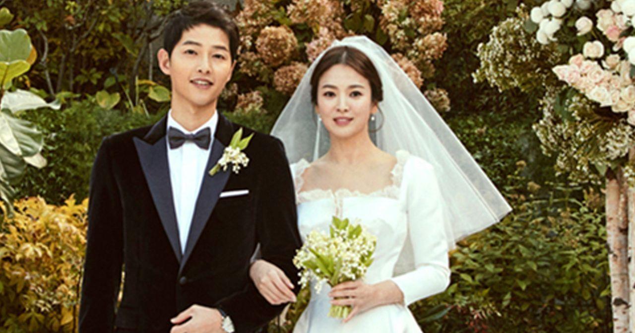 穿著正式婚禮服裝的新郎新娘站在花園裡，象徵著婚禮和承諾。