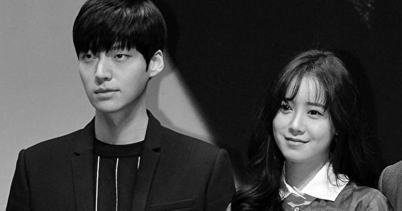 一對穿著正式服裝的人在公眾前展示，可能與活動或頒獎典禮有關。