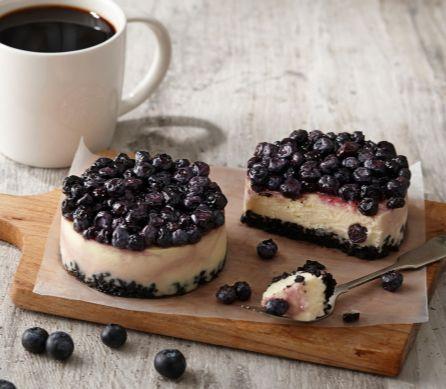 星巴克蓝莓芝士蛋糕，顶部覆盖着新鲜蓝莓