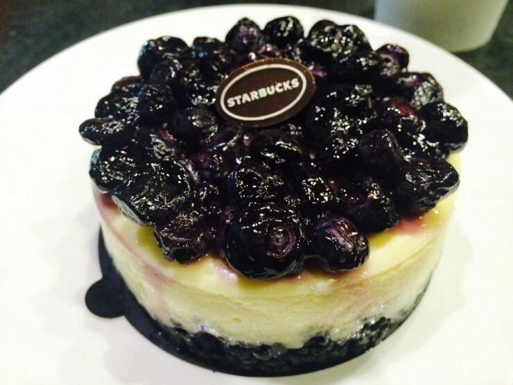 星巴克蓝莓芝士蛋糕近景，展示其丰富的蓝莓层