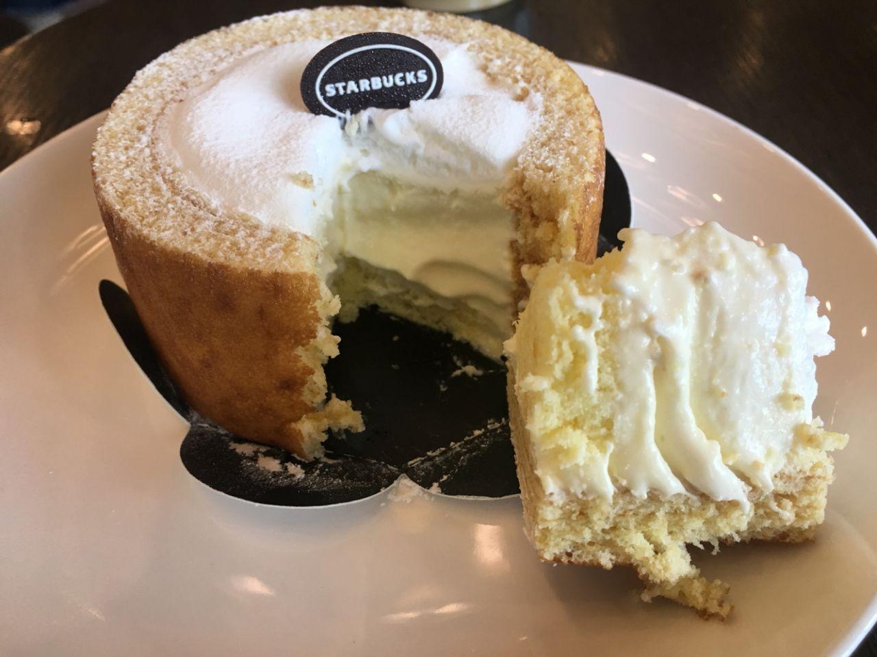 品尝星巴克熔岩芝士蛋糕后显示出内部结构