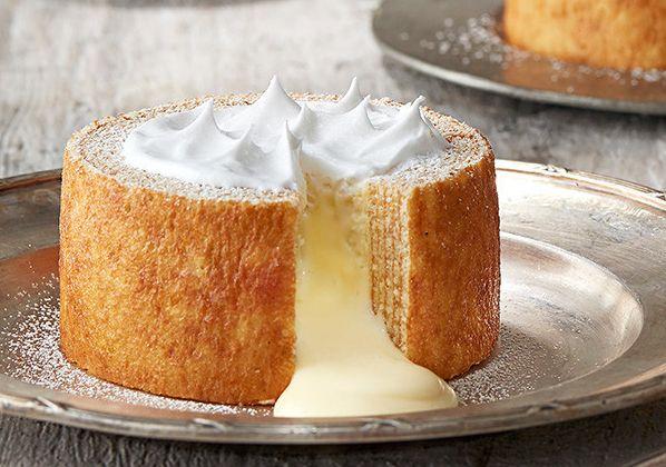 切开的星巴克熔岩芝士蛋糕，揭示出光滑的芝士内部